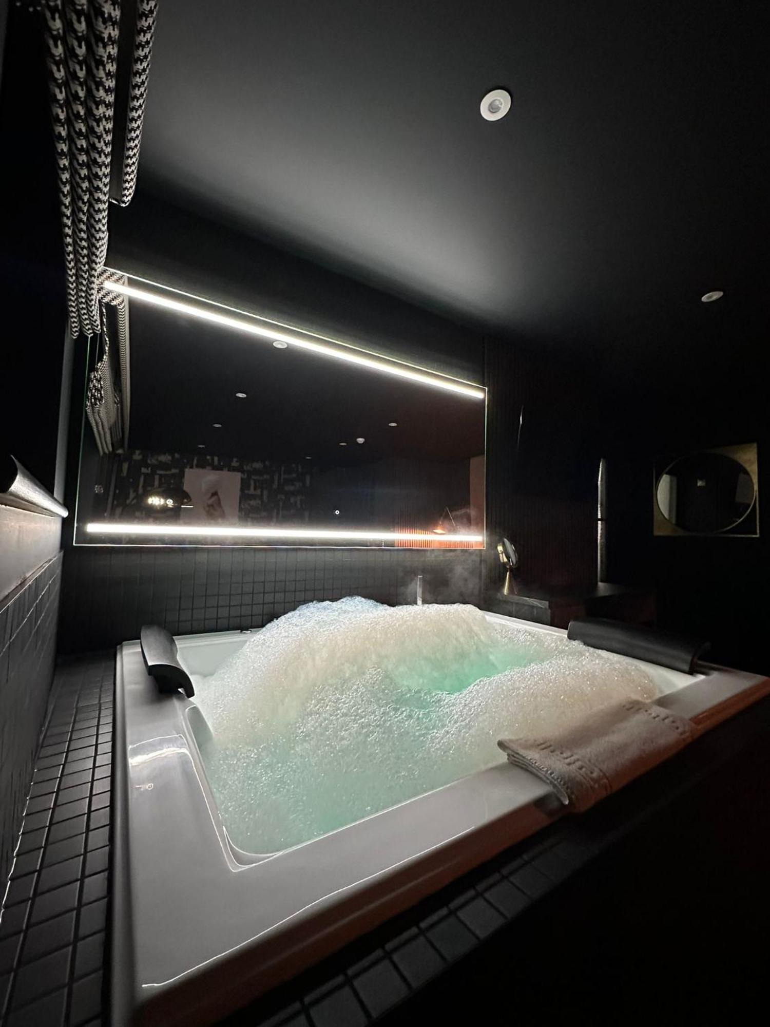 Secret Suites Ланкастер Экстерьер фото
