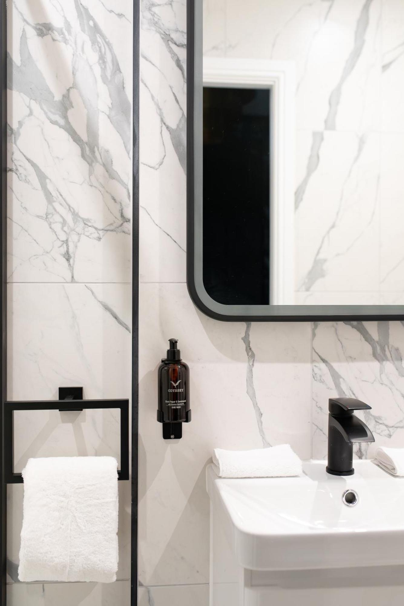 Secret Suites Ланкастер Экстерьер фото